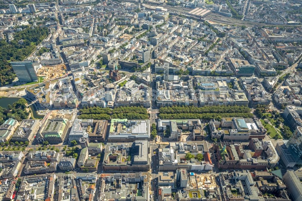 Düsseldorf from the bird's eye view: Street guide of famous promenade and shopping street Koenigsallee in the district Stadtmitte in Duesseldorf in the state North Rhine-Westphalia, Germany