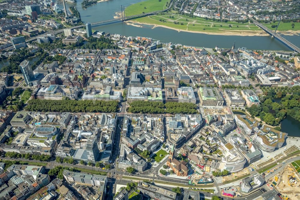 Düsseldorf from the bird's eye view: Street guide of famous promenade and shopping street Koenigsallee in the district Stadtmitte in Duesseldorf in the state North Rhine-Westphalia, Germany