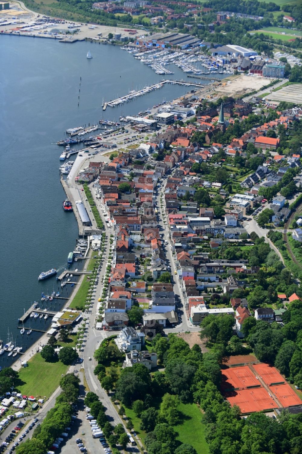 Aerial photograph Alt Travemünde - Rönnau - Street guide of famous promenade and shopping street Kurgartenstrasse in Alt Travemuende - Roennau in the state Schleswig-Holstein, Germany