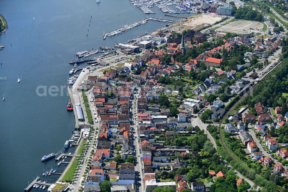 Alt Travemünde - Rönnau from the bird's eye view: Street guide of famous promenade and shopping street Kurgartenstrasse in Alt Travemuende - Roennau in the state Schleswig-Holstein, Germany