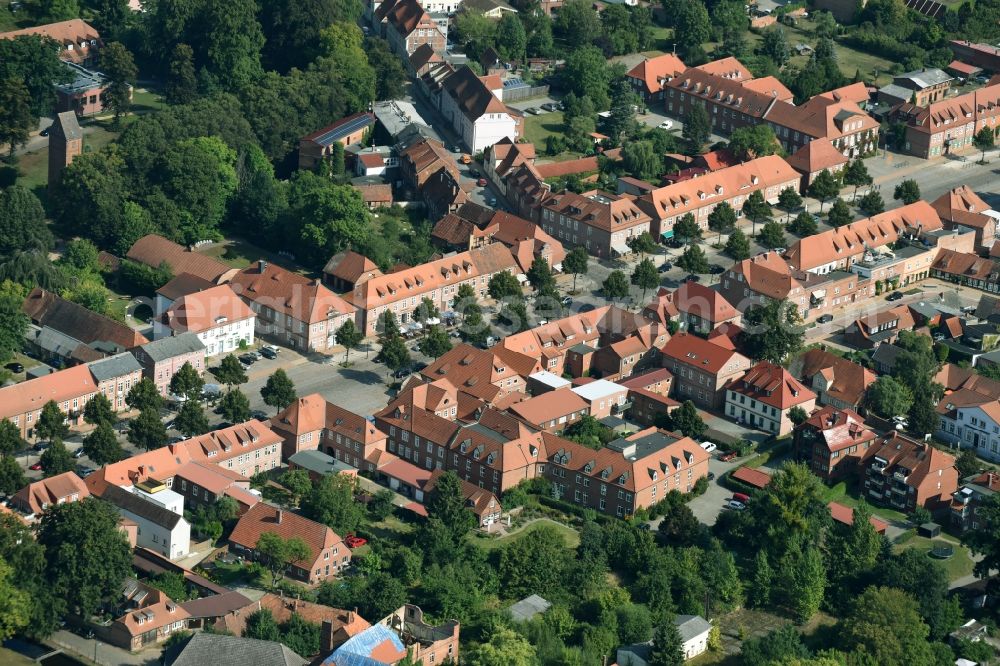 Aerial photograph Ludwigslust - Street guide of famous promenade and shopping street Schlossstrasse in Ludwigslust in the state Mecklenburg - Western Pomerania