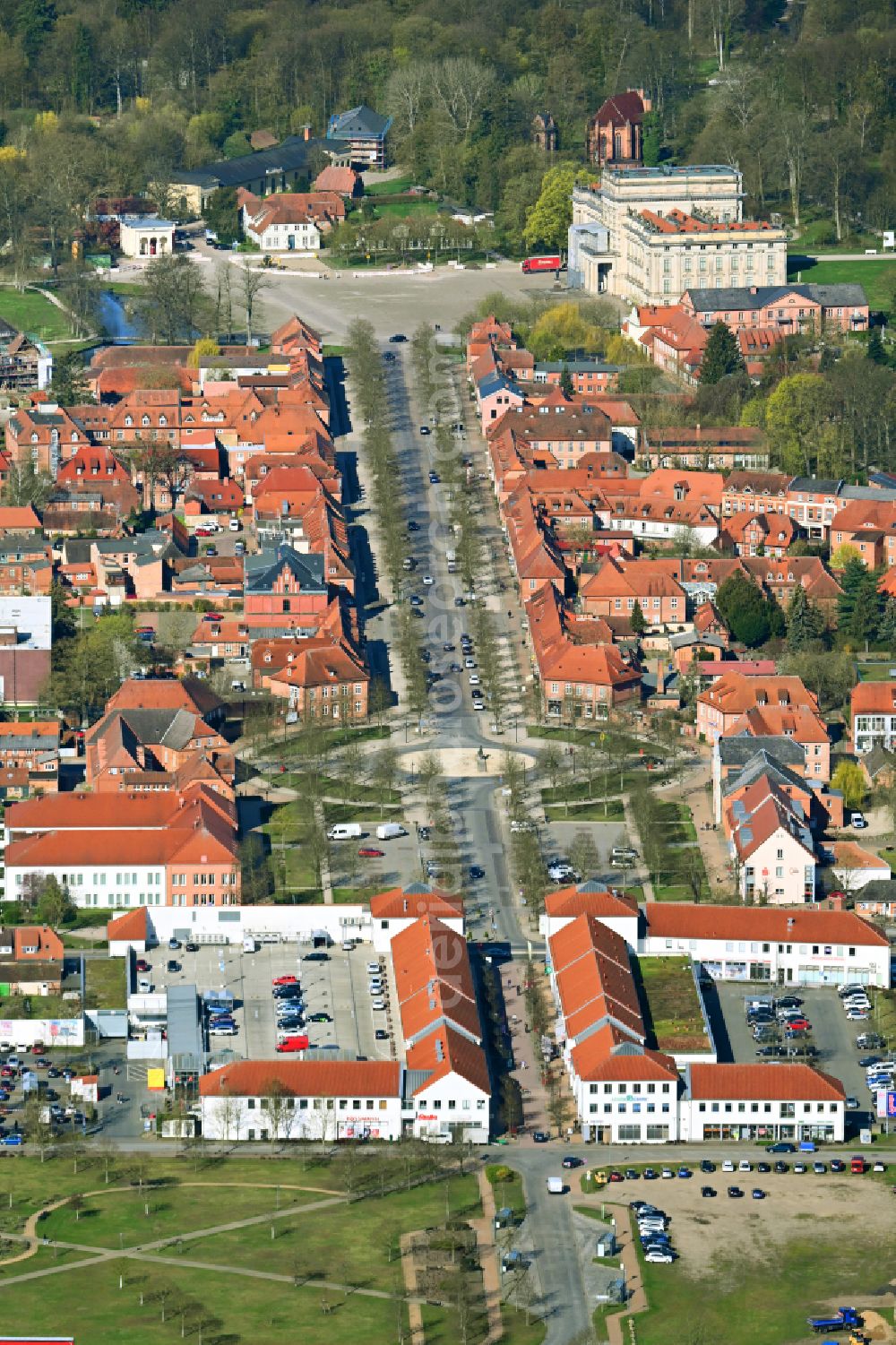 Ludwigslust from the bird's eye view: Street guide of famous promenade and shopping street Schlossstrasse on street Schlossstrasse in Ludwigslust in the state Mecklenburg - Western Pomerania