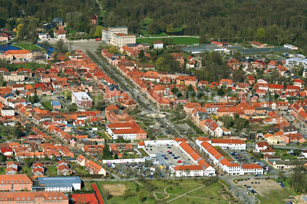 Aerial image Ludwigslust - Street guide of famous promenade and shopping street Schlossstrasse on street Schlossstrasse in Ludwigslust in the state Mecklenburg - Western Pomerania