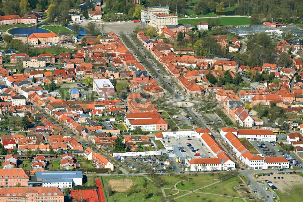 Aerial photograph Ludwigslust - Street guide of famous promenade and shopping street Schlossstrasse on street Schlossstrasse in Ludwigslust in the state Mecklenburg - Western Pomerania