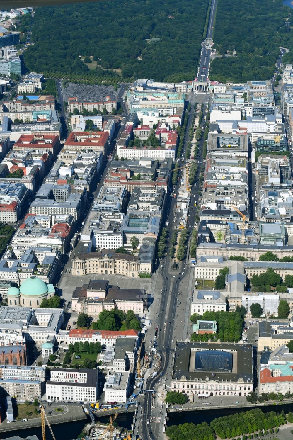 Aerial photograph Berlin - Street guide of famous promenade and shopping street Strasse Unter den Linden in the district Mitte in Berlin, Germany