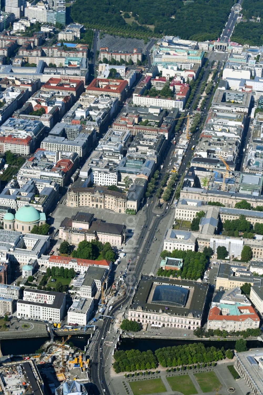 Berlin from the bird's eye view: Street guide of famous promenade and shopping street Strasse Unter den Linden in the district Mitte in Berlin, Germany