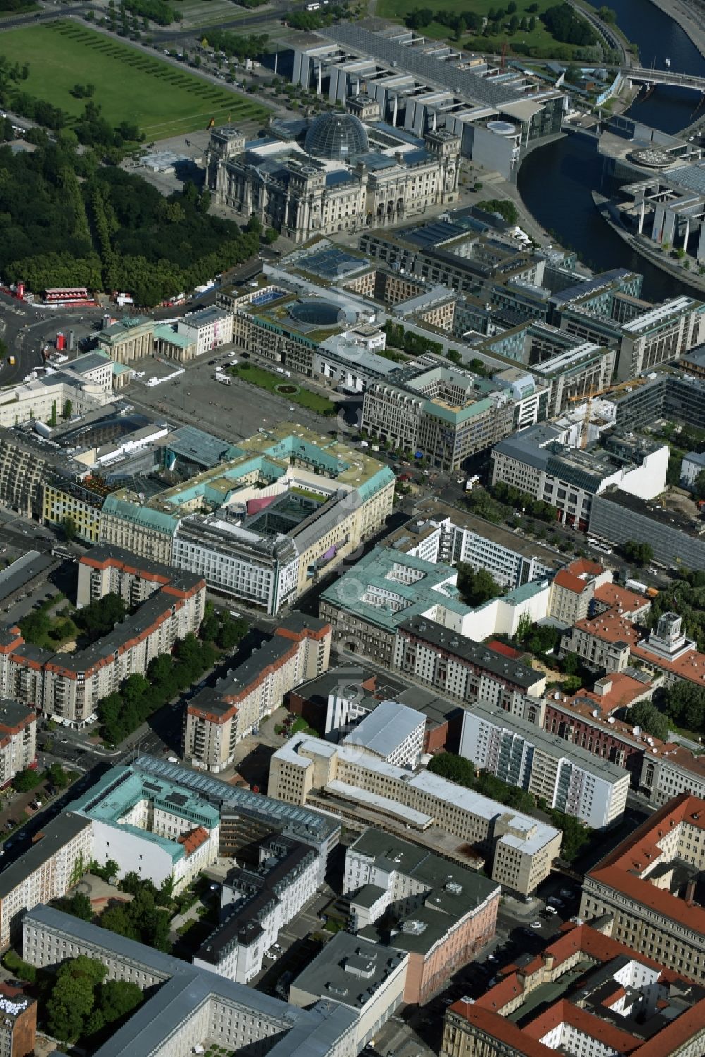 Aerial image Berlin - Street guide of famous promenade and shopping street Unter den Linden in Mitte in Berlin