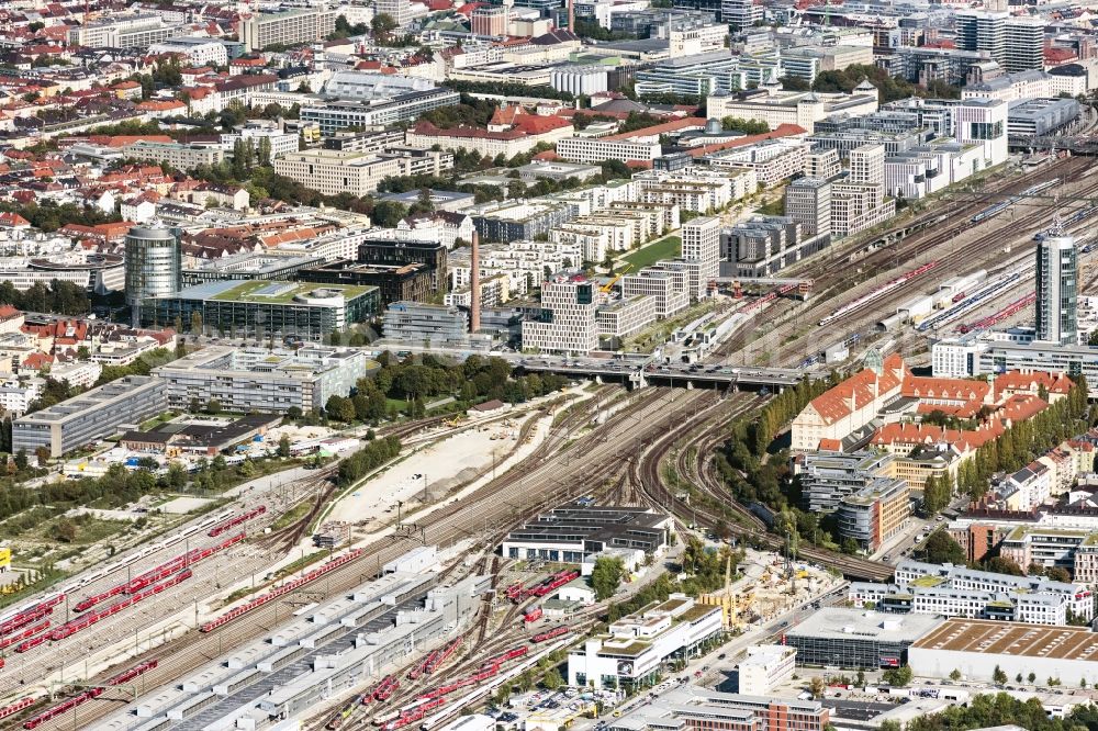 München from above - Street - road guidance about the Donnersberger Bruecke in Vordergrund sieht die factorystrasse ICE factory Muenchen Central Station in Munich in the state Bavaria, Germany