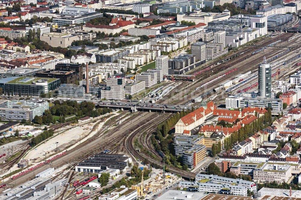 München from the bird's eye view: Street - road guidance about the Donnersberger Bruecke in Vordergrund sieht die factorystrasse ICE factory Muenchen Central Station in Munich in the state Bavaria, Germany