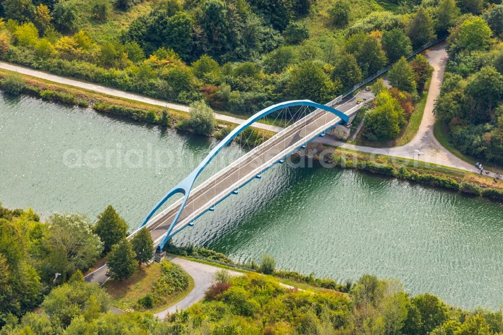 Aerial image Bergkamen - Street - road guidance with bridge over the Datteln-Hamm-Kanal in the district Ruenthe in Bergkamen in the state North Rhine-Westphalia, Germany