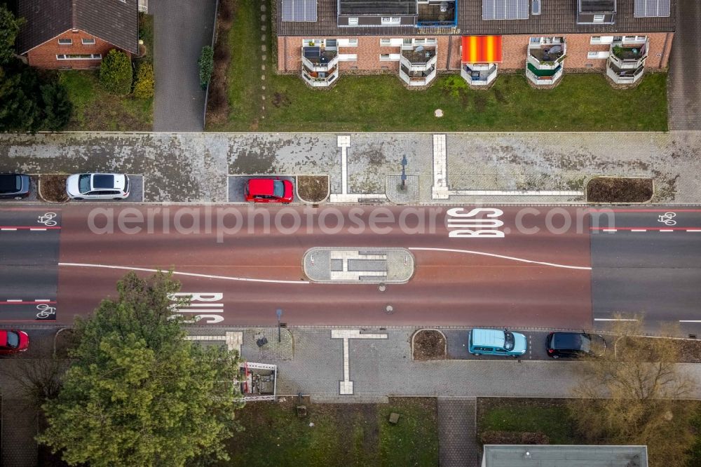 Bottrop from the bird's eye view: Street - road guidance with the bus stop Schneiderstrasse - Bottroper Strasse in the district Grafenwald in Bottrop at Ruhrgebiet in the state North Rhine-Westphalia, Germany