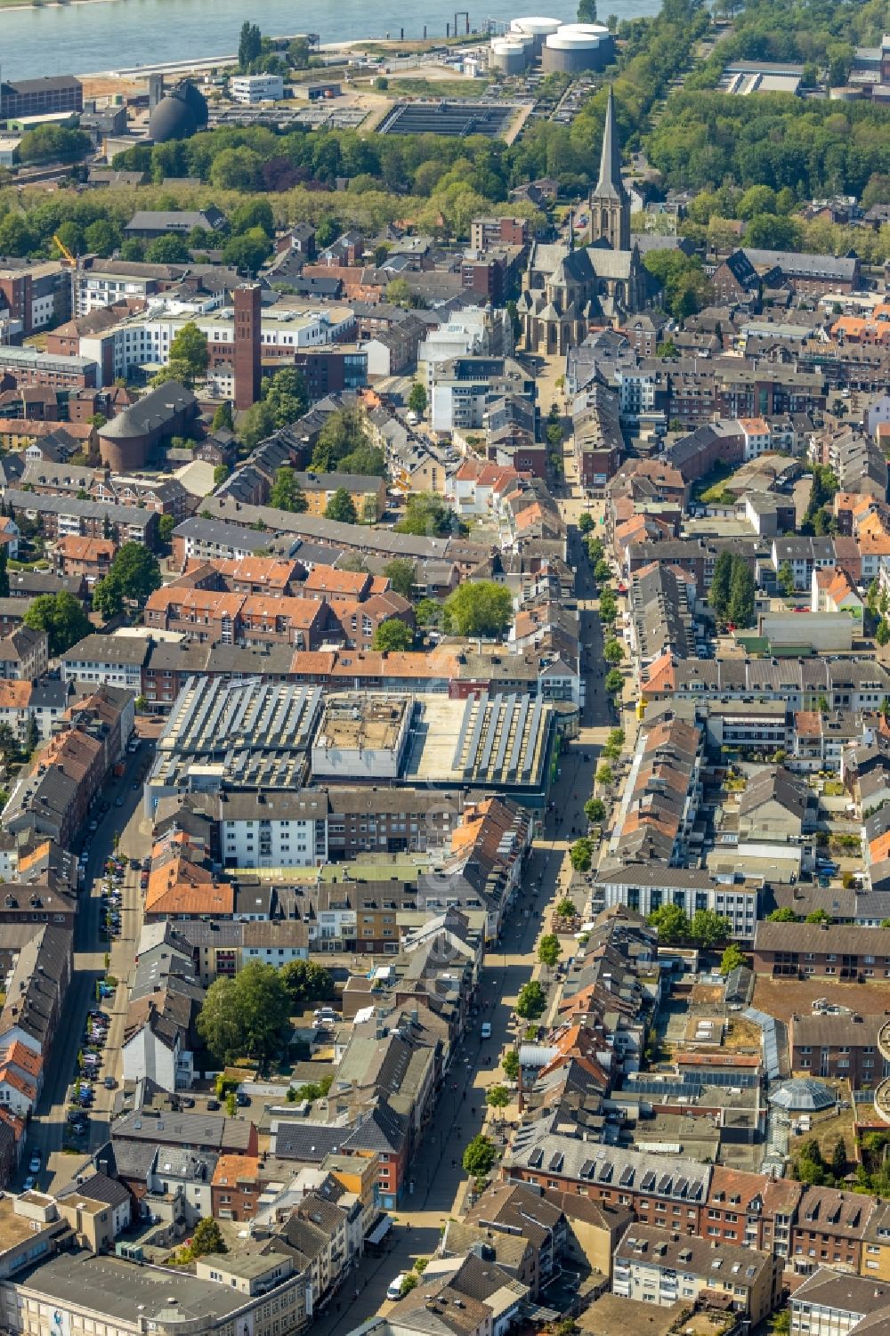 Wesel from the bird's eye view: Street guide of promenade and shopping street Hohe Strasse in the district Blumenkamp in Wesel in the state North Rhine-Westphalia, Germany