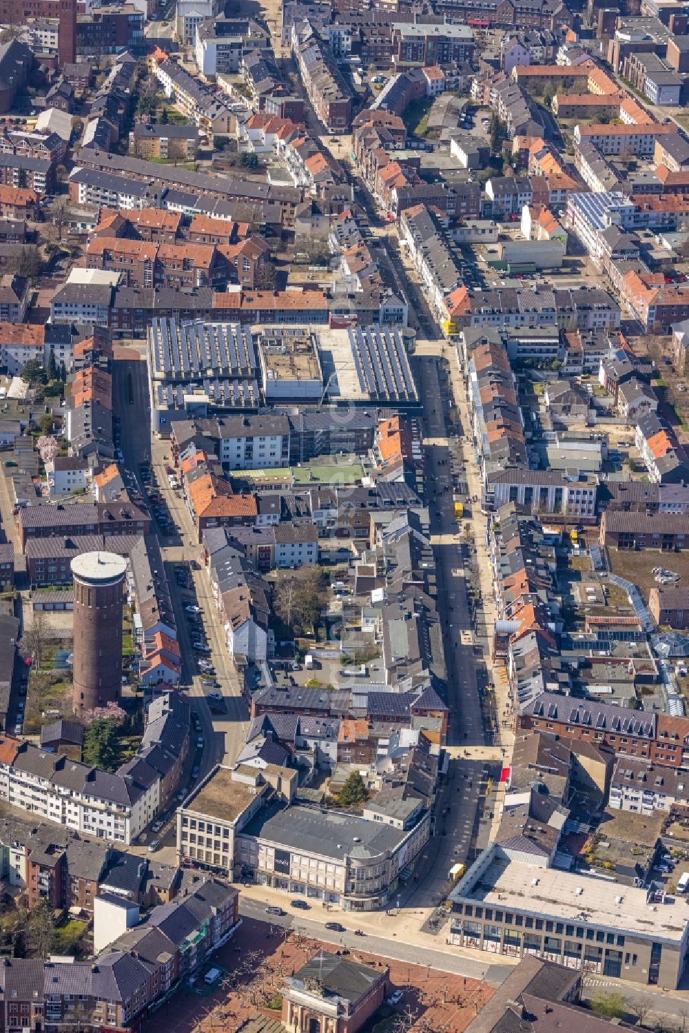 Wesel from above - Street guide of promenade and shopping street Hohe Strasse in Wesel at Ruhrgebiet in the state North Rhine-Westphalia, Germany