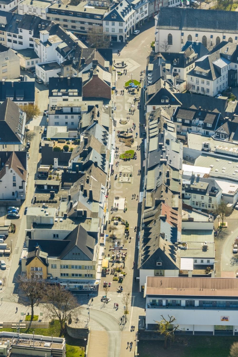 Aerial photograph Meschede - Strassenfuehrung shopping street Ruhrstrasse in Meschede in the state of North Rhine-Westphalia, Germany