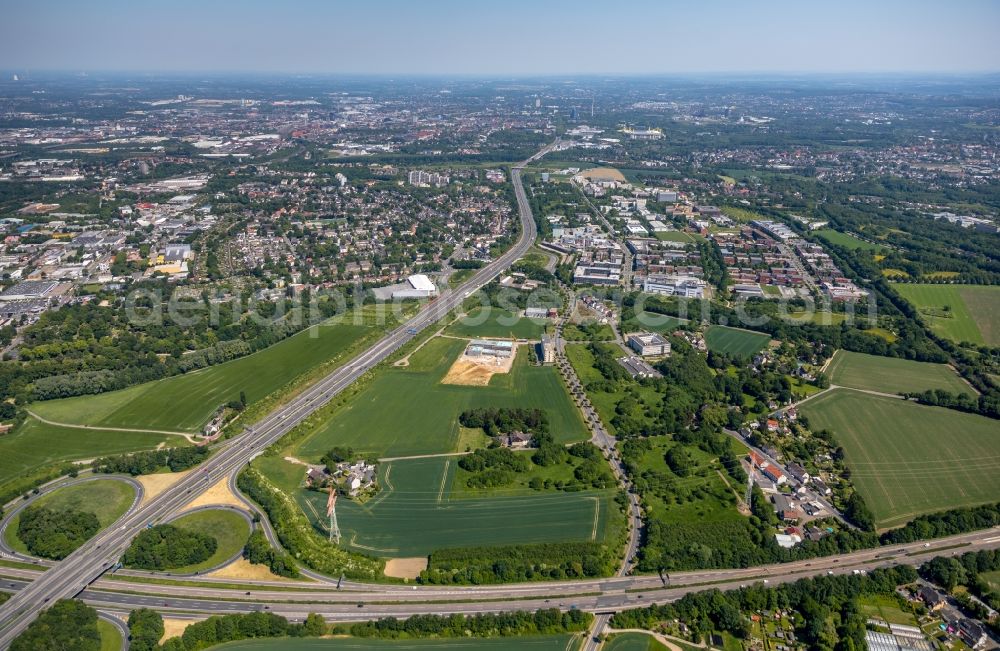 Dortmund from the bird's eye view: Street - road guidance A40 entlang landwitschaftlicher Felder on Ortsrand in the district Luetgendortmund in Dortmund in the state North Rhine-Westphalia, Germany