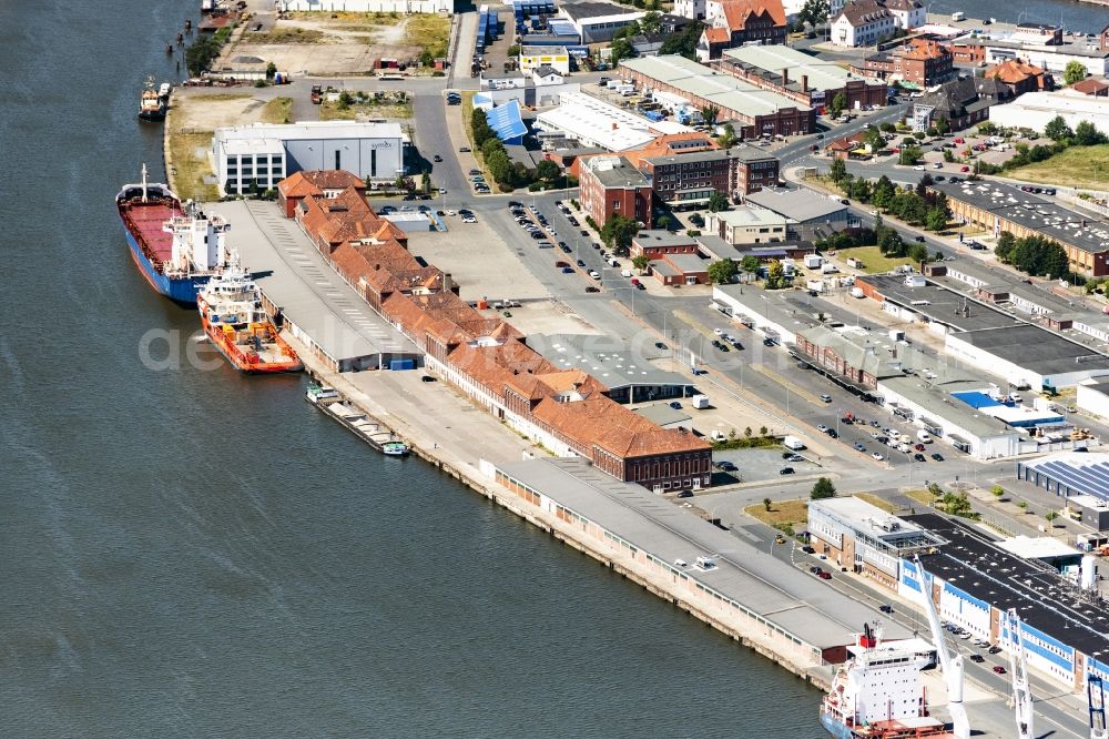 Bremerhaven from the bird's eye view: Street - road guidance of Fischauktionsstrassse in Bremerhaven in the state Bremen, Germany