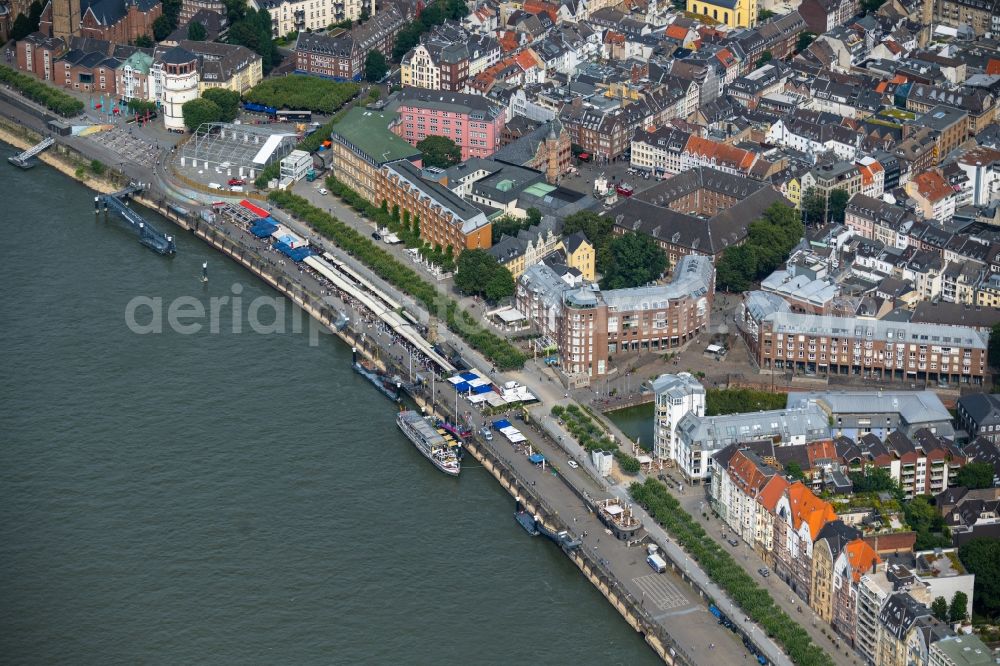 Düsseldorf from the bird's eye view: Street guide of promenade and shopping street Rheinufertunnel in Duesseldorf at Ruhrgebiet in the state North Rhine-Westphalia, Germany