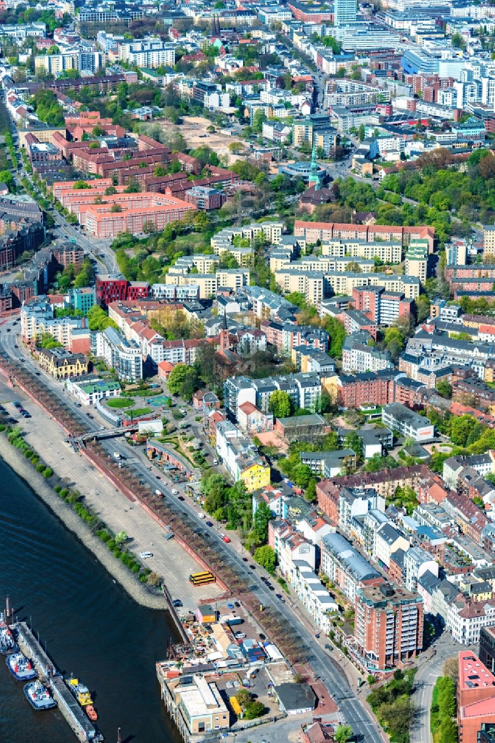 Hamburg from above - Street guide of famous promenade and shopping street St. Pauli Hafenstrasse at the canal of the Norderelbe at St. Pauli Fischmarkt in the district Altonaer Fischmarkt in Hamburg, Germany