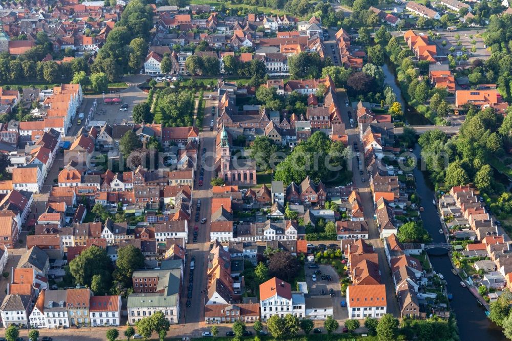 Aerial photograph Friedrichstadt - Street guide of famous promenade and shopping street Prinzessstrasse in Friedrichstadt in the state Schleswig-Holstein, Germany