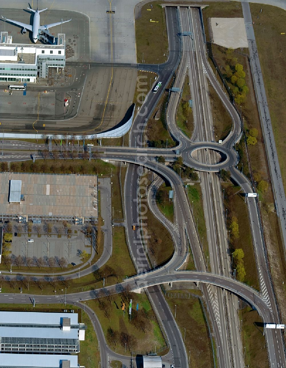 Aerial image München-Flughafen - Course of the road at the airport Franz Josef Strauss in Munich in the state Bavaria, Germany