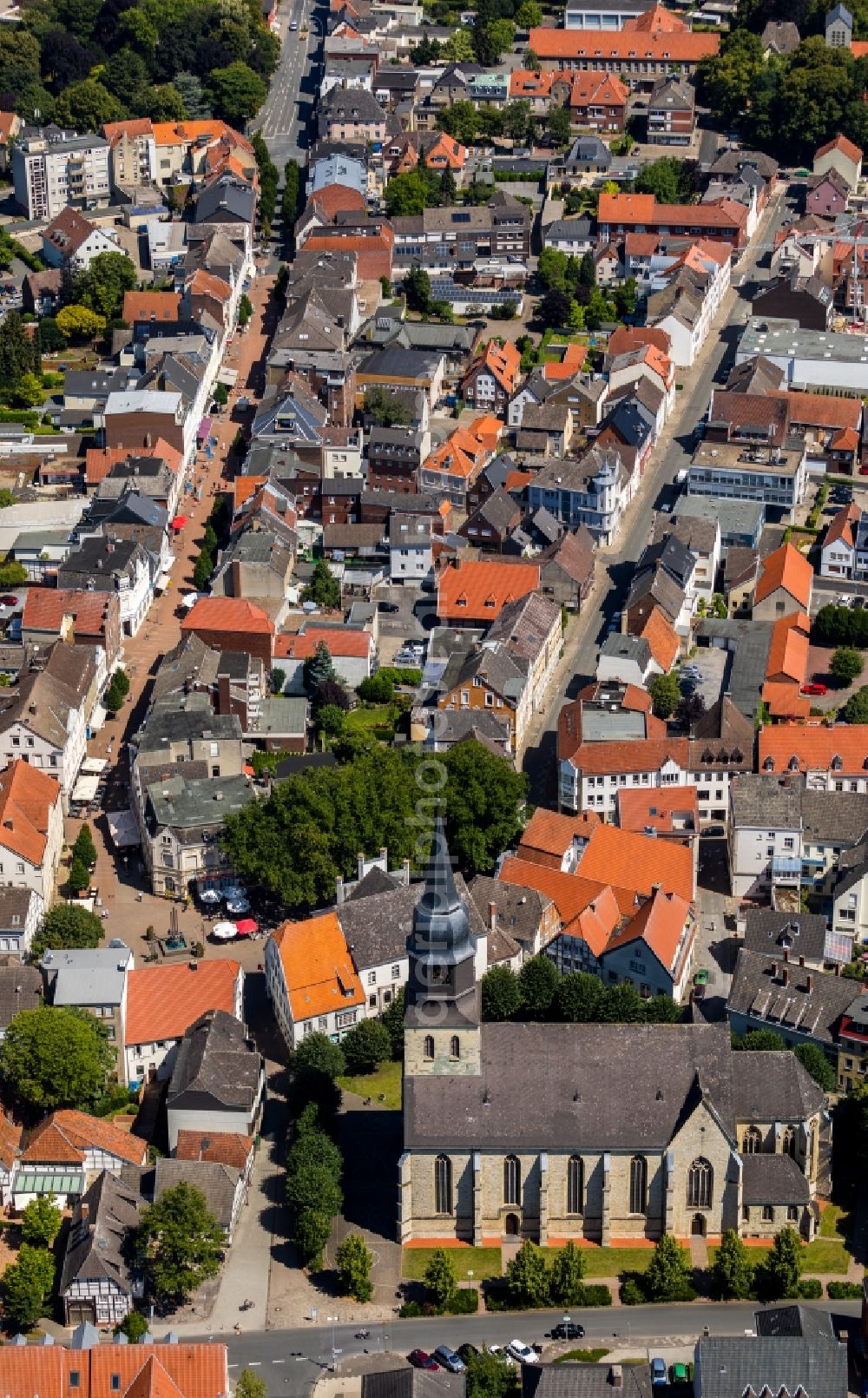 Beckum from the bird's eye view: Route of the pedestrian zone Nordstrasse and Linnenstrasse in the city centre of Beckum in the federal state of North Rhine-Westphalia, Germany