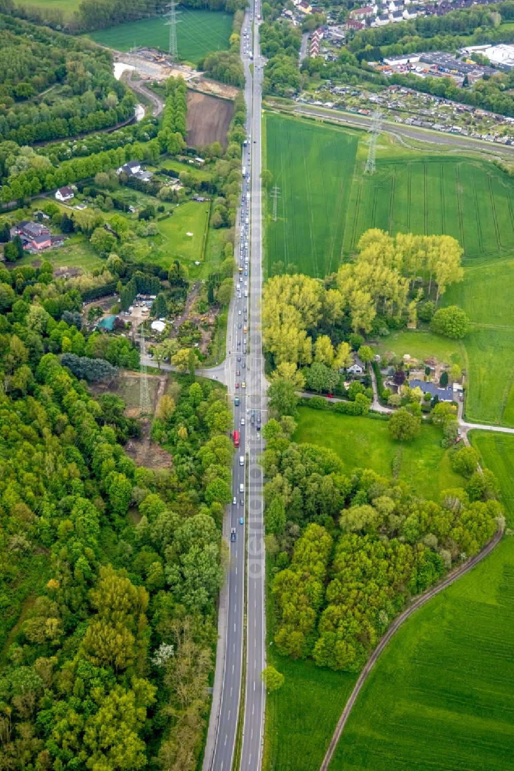 Aerial photograph Gladbeck - Street - road guidance of B224 in Gladbeck at Ruhrgebiet in the state North Rhine-Westphalia, Germany