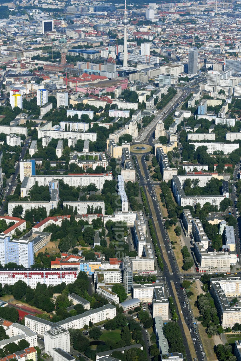 Berlin from the bird's eye view: Street - road guidance of Karl-Marx-Allee - vormals in DDR - Zeiten auch Stalinallee genannt - zum Strausberger Platz in the district Friedrichshain in Berlin, Germany