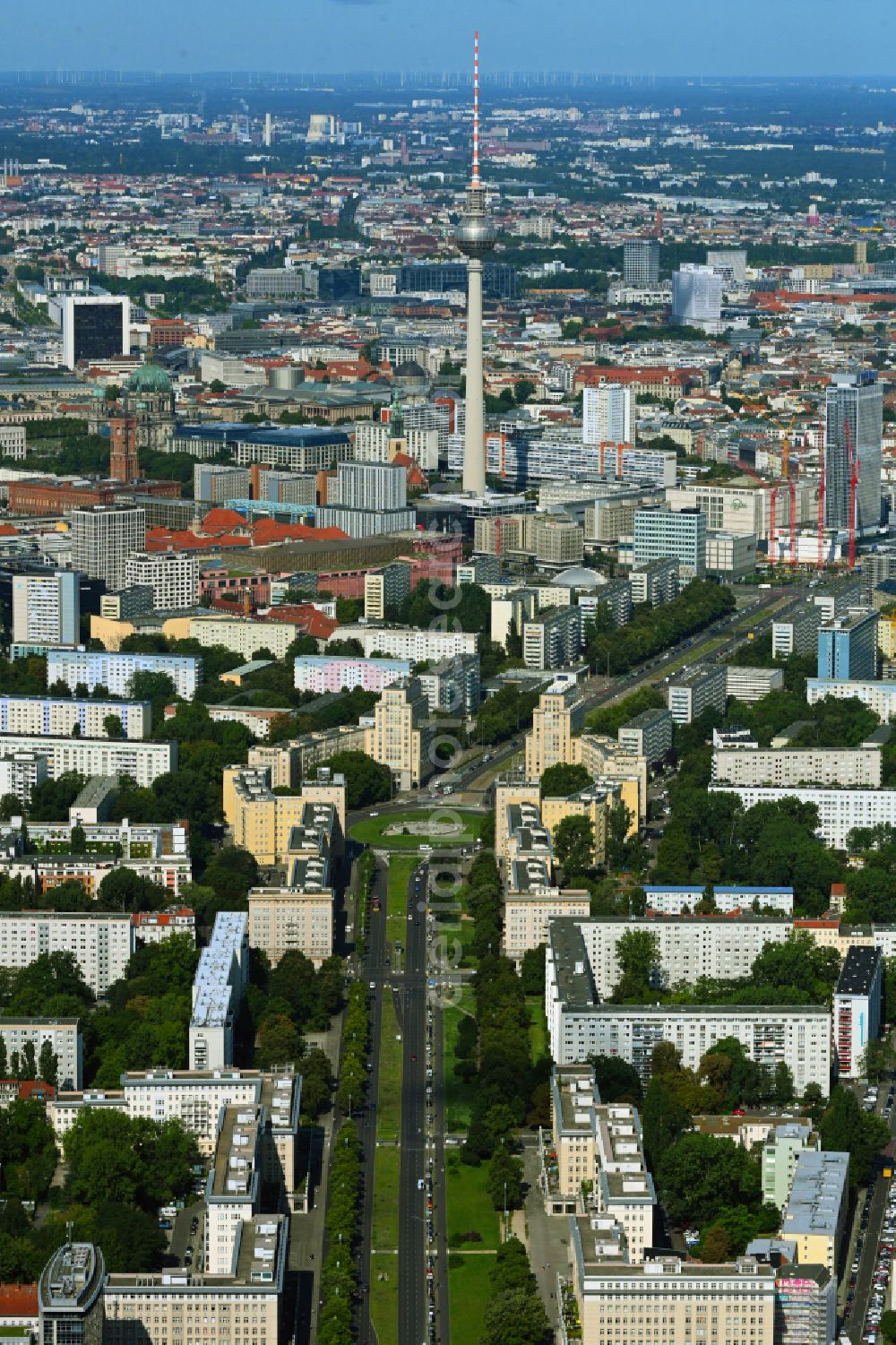 Berlin from the bird's eye view: Street - road guidance of Karl-Marx-Allee - vormals in DDR - Zeiten auch Stalinallee genannt - zum Strausberger Platz in the district Friedrichshain in Berlin, Germany