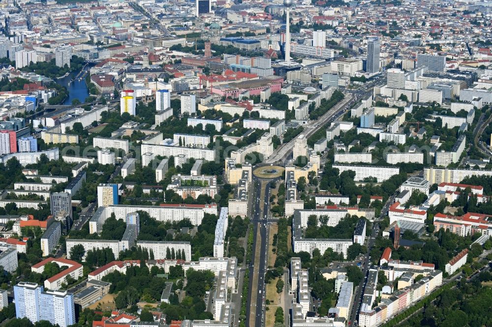 Aerial photograph Berlin - Street - road guidance of Karl-Marx-Allee - vormals in DDR - Zeiten auch Stalinallee genannt - zum Strausberger Platz in the district Friedrichshain-Kreuzberg in Berlin, Germany