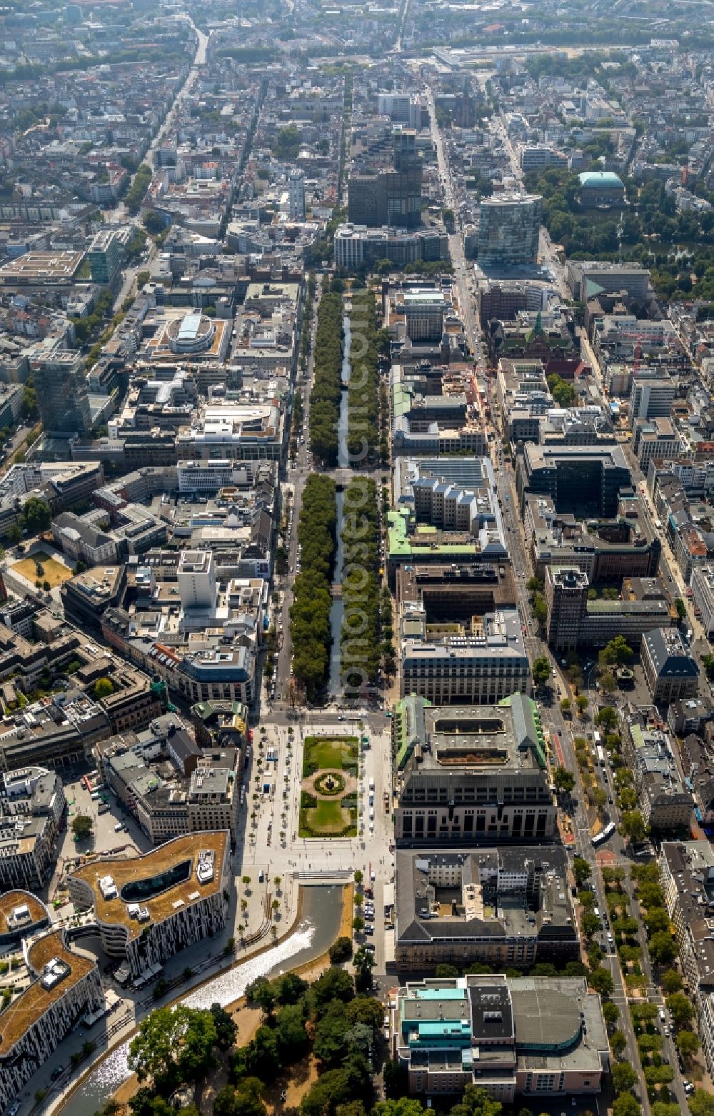 Düsseldorf from the bird's eye view: Street - road guidance of Koenigsallee with Stadtgraben in Duesseldorf in the state North Rhine-Westphalia, Germany