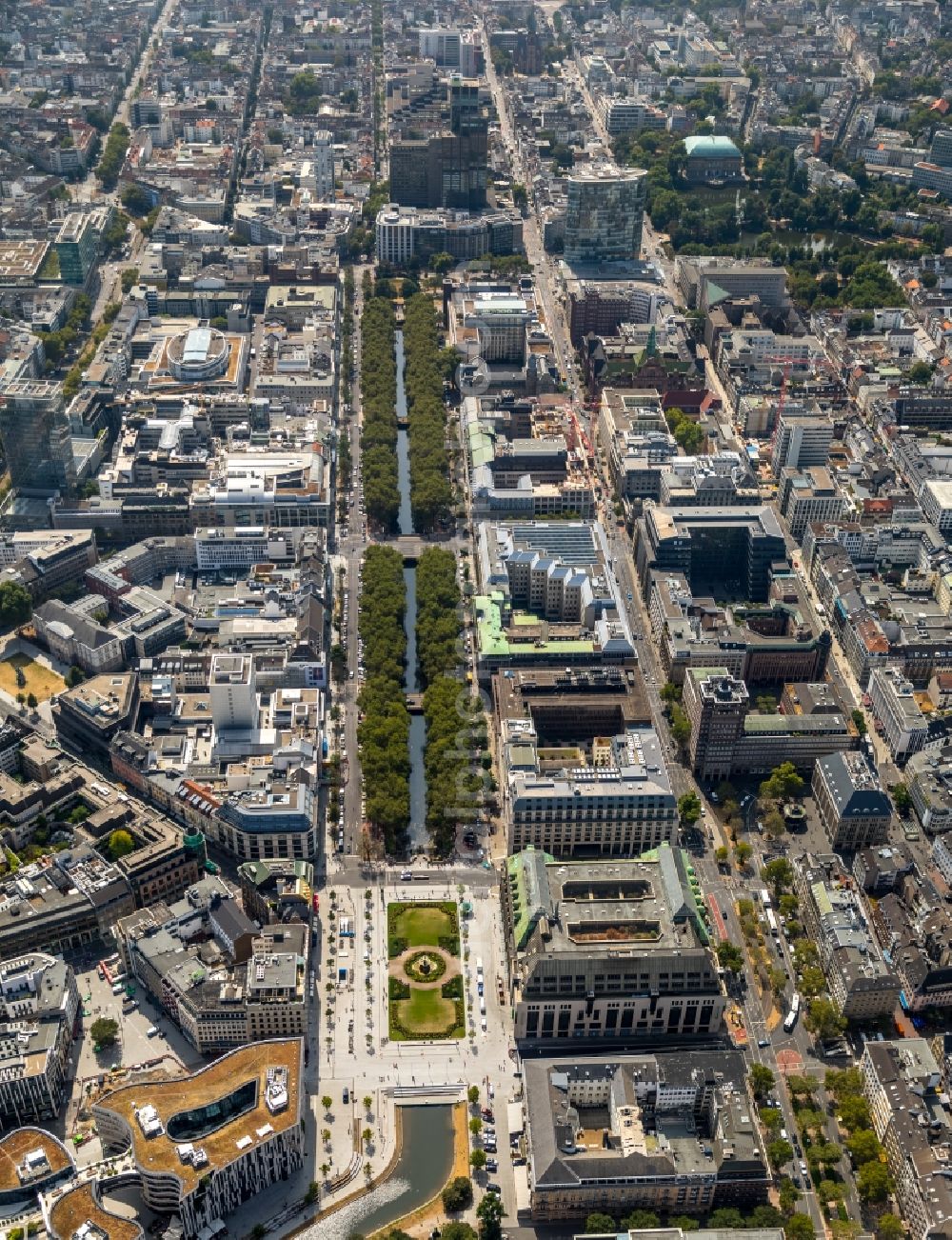 Aerial photograph Düsseldorf - Street - road guidance of Koenigsallee with Stadtgraben in Duesseldorf in the state North Rhine-Westphalia, Germany