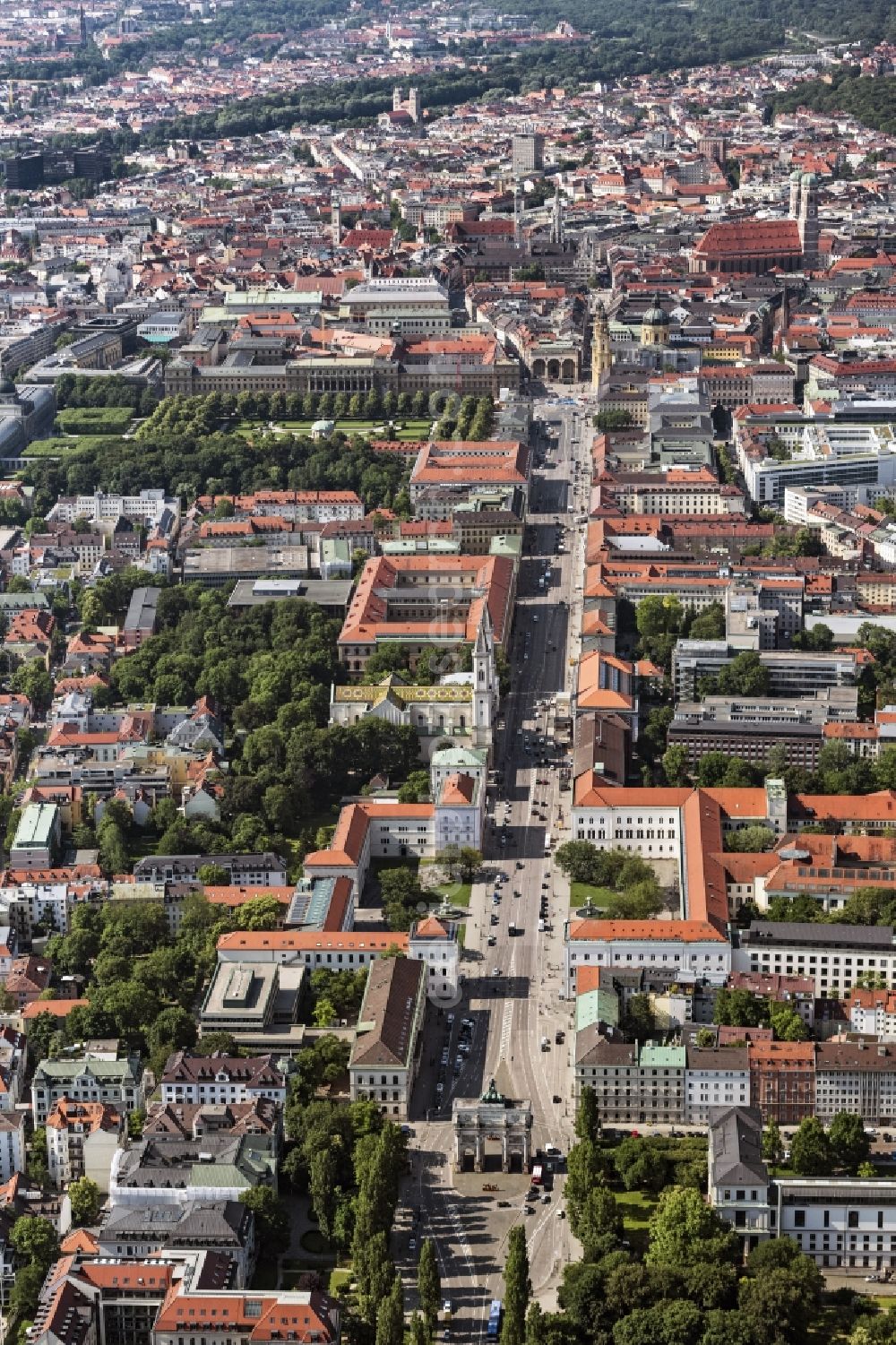 München from the bird's eye view: Street - road guidance of Leopoldstrasse with Blick vom Siegestor bis zum Odeonsplatz in Munich in the state Bavaria, Germany