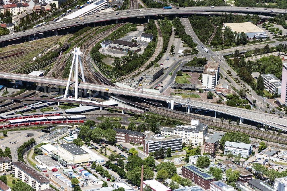 Ludwigshafen am Rhein from the bird's eye view: Street - road guidance of B37 in Ludwigshafen am Rhein in the state Rhineland-Palatinate, Germany