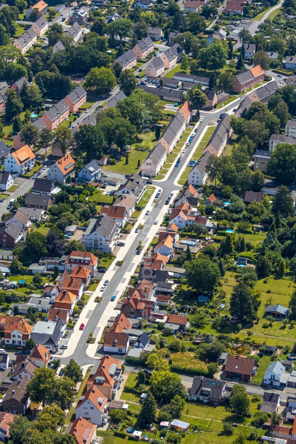 Soest from the bird's eye view: Street - road guidance Muellingser Weg in Soest in the state North Rhine-Westphalia, Germany