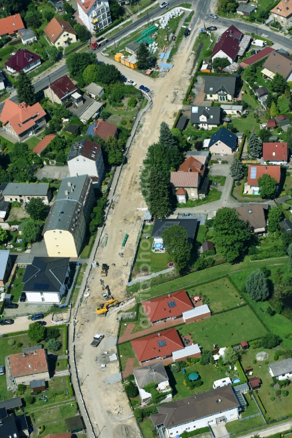 Fredersdorf-Vogelsdorf from the bird's eye view: Street - road guidance and Sanierungsarbeiten along the Altlandsberger Chaussee in the district Fredersdorf in Fredersdorf-Vogelsdorf in the state Brandenburg, Germany