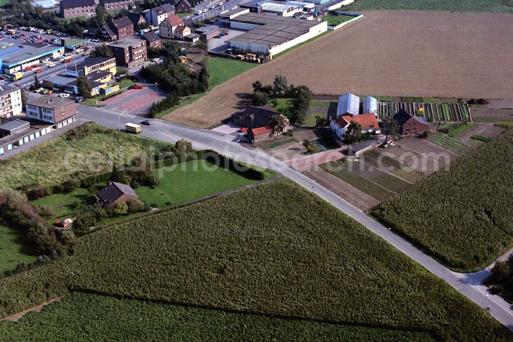 Kamp-Lintfort from the bird's eye view: Street - road guidance of Schanzstrasse in the district Niersenbruch in Kamp-Lintfort in the state North Rhine-Westphalia