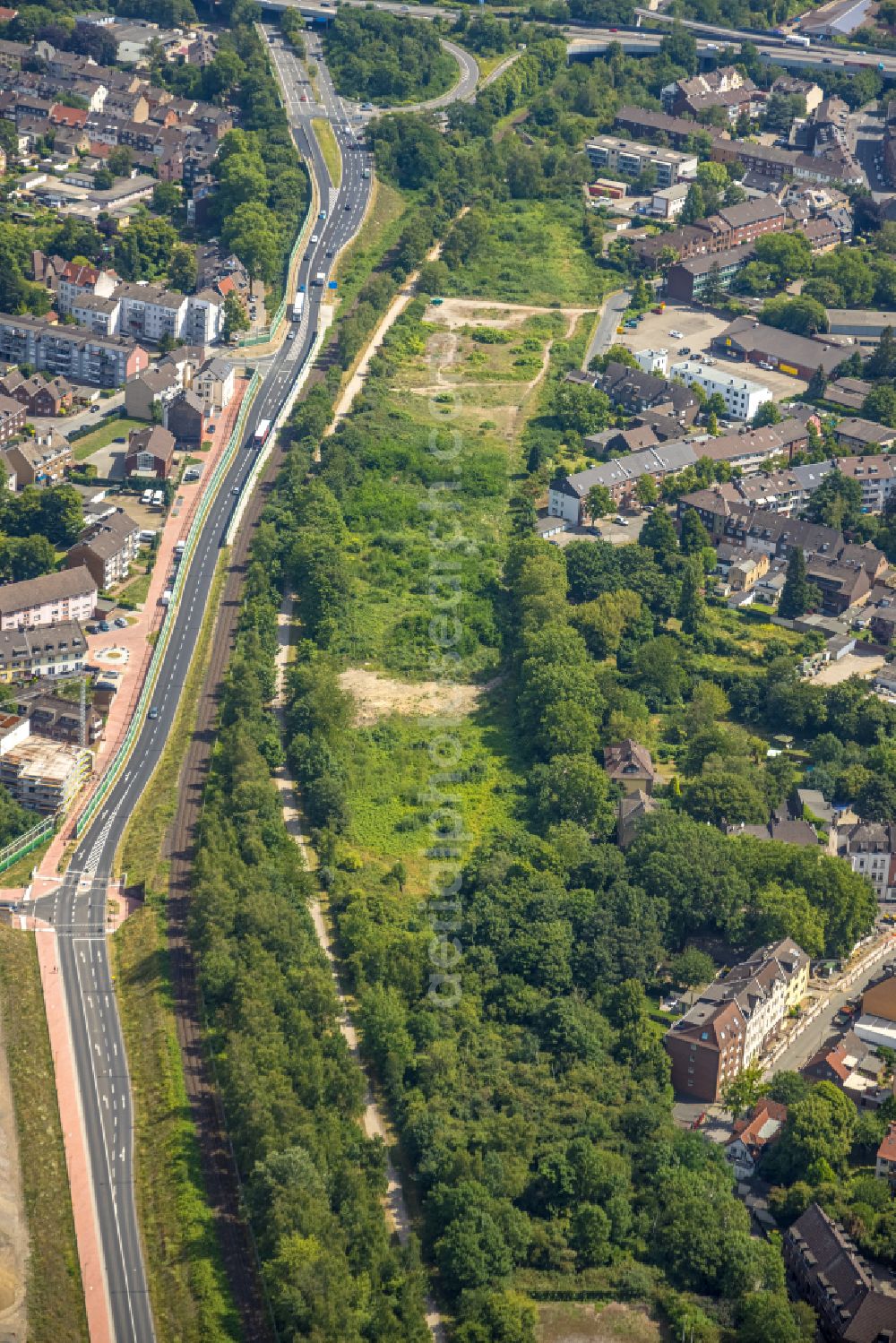 Duisburg from the bird's eye view: Street - road guidance of Strasse Vohwinkelstrasse in Duisburg at Ruhrgebiet in the state North Rhine-Westphalia, Germany