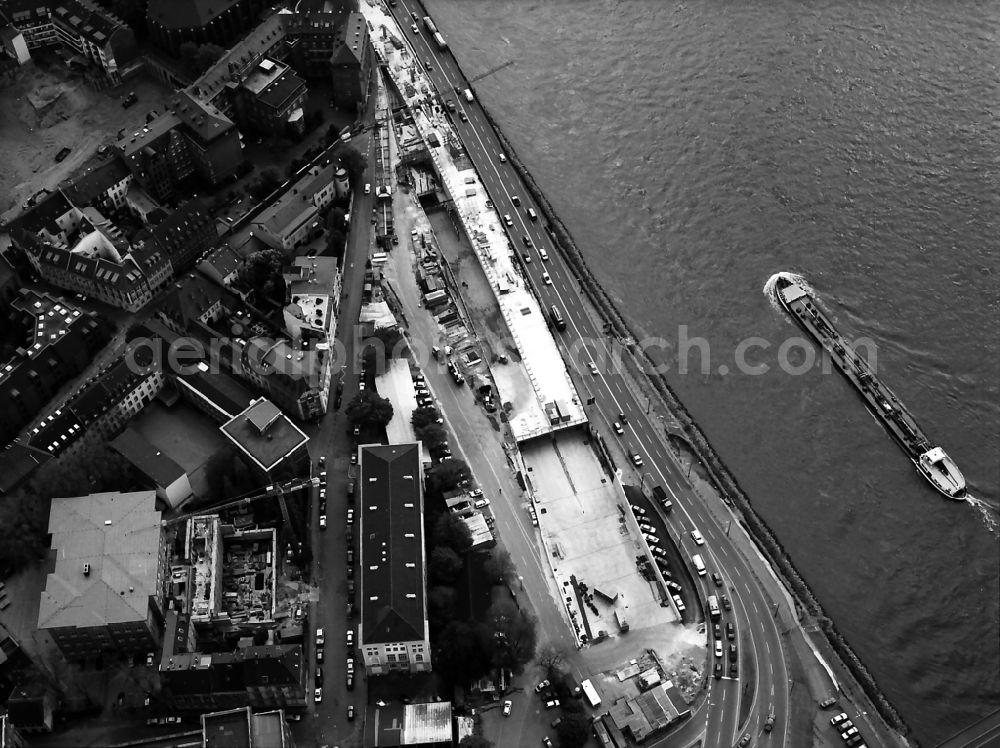 Aerial image Düsseldorf - Road layout in tunnel construction to shore crossing the Rheinufertunnel in the district Zentrum in Duesseldorf in the state North Rhine-Westphalia, Germany