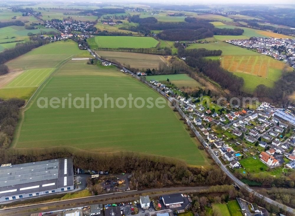 Fröndenberg/Ruhr from above - Street - road guidance of B233 - Unnaer Strasse at the edge of a field in Froendenberg/Ruhr in the state North Rhine-Westphalia, Germany