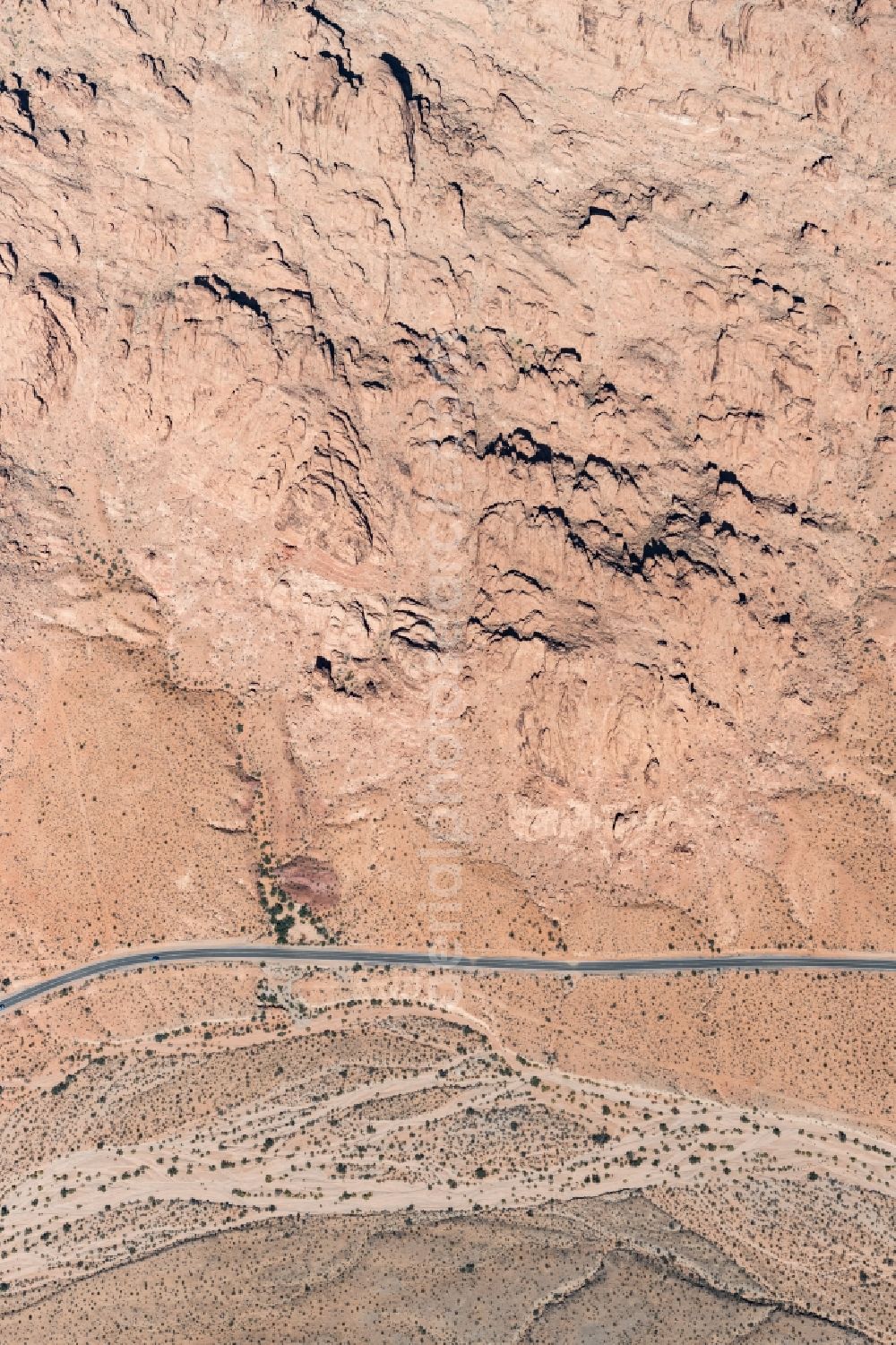 Moapa Valley from the bird's eye view: Street - road guidance Valley of fire Highway in Moapa Valley in Nevada, United States of America