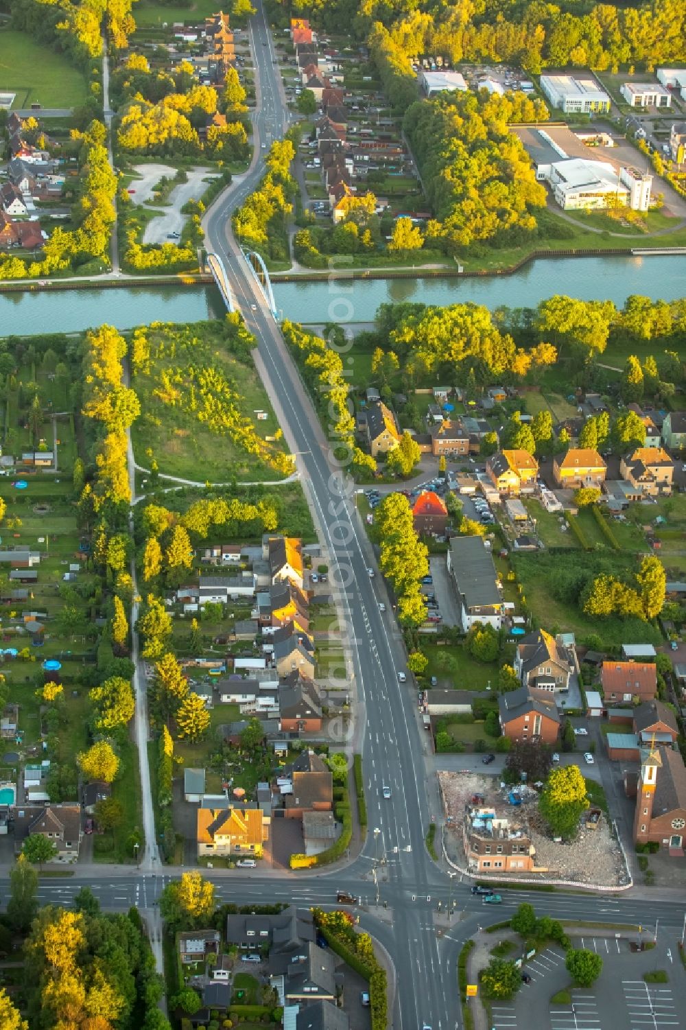 Bergkamen from above - Street - road guidance of Werner Strasse with of Bruecke ueber den Datteln-Hamm-Kanal in the district Ruenthe in Bergkamen in the state North Rhine-Westphalia, Germany