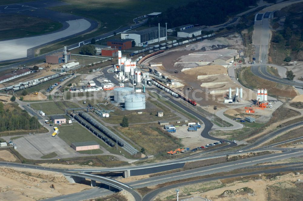 Aerial photograph Schönefeld - Blick auf die Baustelle der neuen Straßenführung / Anbindung zum Flughafen Berlin-Schönefeld BBI (SXF) im Nordosten des Flughafengelände, bei Kienberg. Ausführende Firmen: Hochtief AG; EUROVIA Beton; PORR; BERGER Bau; Kark Weiss; Matthai; Schäler Bau Berlin GmbH; STRABAG; MAX BÖGL