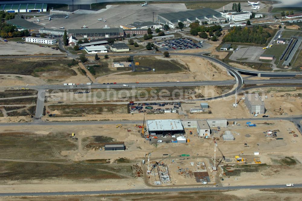 Schönefeld from above - Blick auf die Baustelle der neuen Straßenführung / Anbindung zum Flughafen Berlin-Schönefeld BBI (SXF) im Nordosten des Flughafengelände, bei Kienberg. Ausführende Firmen: Hochtief AG; EUROVIA Beton; PORR; BERGER Bau; Kark Weiss; Matthai; Schäler Bau Berlin GmbH; STRABAG; MAX BÖGL