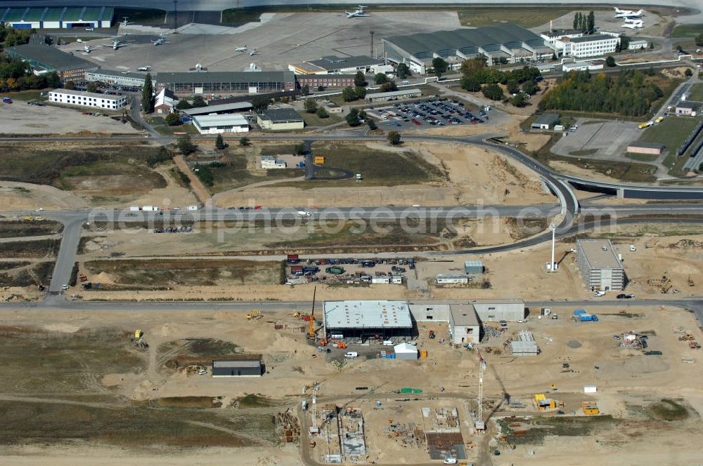 Schönefeld from the bird's eye view: Blick auf die Baustelle der neuen Straßenführung / Anbindung zum Flughafen Berlin-Schönefeld BBI (SXF) im Nordosten des Flughafengelände, bei Kienberg. Ausführende Firmen: Hochtief AG; EUROVIA Beton; PORR; BERGER Bau; Kark Weiss; Matthai; Schäler Bau Berlin GmbH; STRABAG; MAX BÖGL