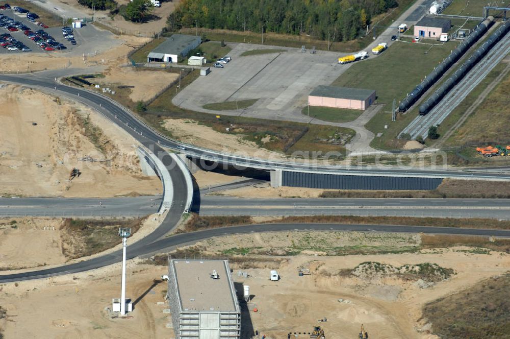 Aerial image Schönefeld - Blick auf die Baustelle der neuen Straßenführung / Anbindung zum Flughafen Berlin-Schönefeld BBI (SXF) im Nordosten des Flughafengelände, bei Kienberg. Ausführende Firmen: Hochtief AG; EUROVIA Beton; PORR; BERGER Bau; Kark Weiss; Matthai; Schäler Bau Berlin GmbH; STRABAG; MAX BÖGL