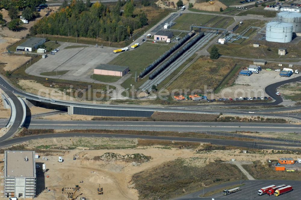 Aerial photograph Schönefeld - Blick auf die Baustelle der neuen Straßenführung / Anbindung zum Flughafen Berlin-Schönefeld BBI (SXF) im Nordosten des Flughafengelände, bei Kienberg. Ausführende Firmen: Hochtief AG; EUROVIA Beton; PORR; BERGER Bau; Kark Weiss; Matthai; Schäler Bau Berlin GmbH; STRABAG; MAX BÖGL