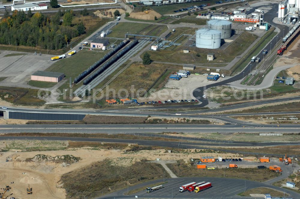 Schönefeld from above - Blick auf die Baustelle der neuen Straßenführung / Anbindung zum Flughafen Berlin-Schönefeld BBI (SXF) im Nordosten des Flughafengelände, bei Kienberg. Ausführende Firmen: Hochtief AG; EUROVIA Beton; PORR; BERGER Bau; Kark Weiss; Matthai; Schäler Bau Berlin GmbH; STRABAG; MAX BÖGL