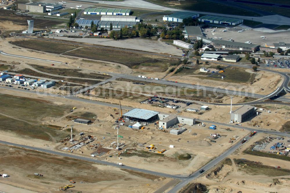 Schönefeld from the bird's eye view: Blick auf die Baustelle der neuen Straßenführung / Anbindung zum Flughafen Berlin-Schönefeld BBI (SXF) im Nordosten des Flughafengelände, bei Kienberg. Ausführende Firmen: Hochtief AG; EUROVIA Beton; PORR; BERGER Bau; Kark Weiss; Matthai; Schäler Bau Berlin GmbH; STRABAG; MAX BÖGL