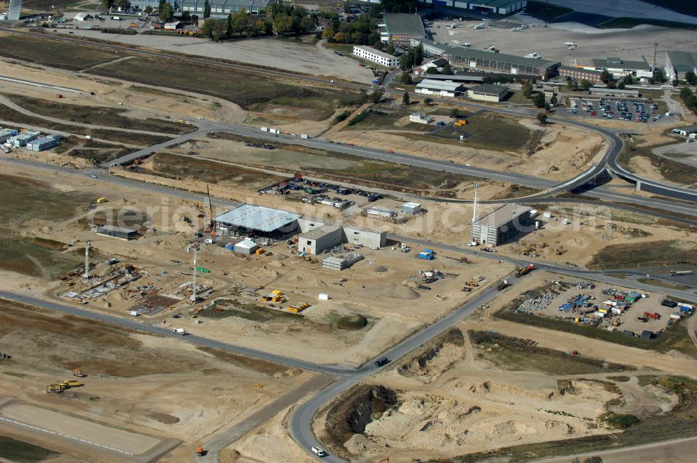 Aerial image Schönefeld - Blick auf die Baustelle der neuen Straßenführung / Anbindung zum Flughafen Berlin-Schönefeld BBI (SXF) im Nordosten des Flughafengelände, bei Kienberg. Ausführende Firmen: Hochtief AG; EUROVIA Beton; PORR; BERGER Bau; Kark Weiss; Matthai; Schäler Bau Berlin GmbH; STRABAG; MAX BÖGL