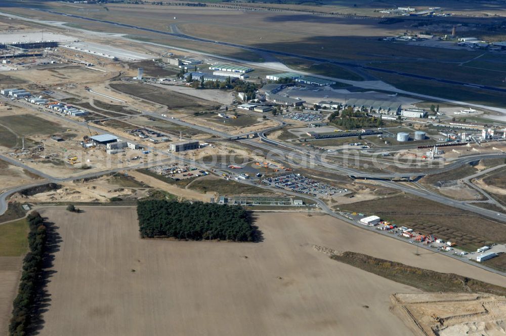 Aerial photograph Schönefeld - Blick auf die Baustelle der neuen Straßenführung / Anbindung zum Flughafen Berlin-Schönefeld BBI (SXF) im Nordosten des Flughafengelände, bei Kienberg. Ausführende Firmen: Hochtief AG; EUROVIA Beton; PORR; BERGER Bau; Kark Weiss; Matthai; Schäler Bau Berlin GmbH; STRABAG; MAX BÖGL